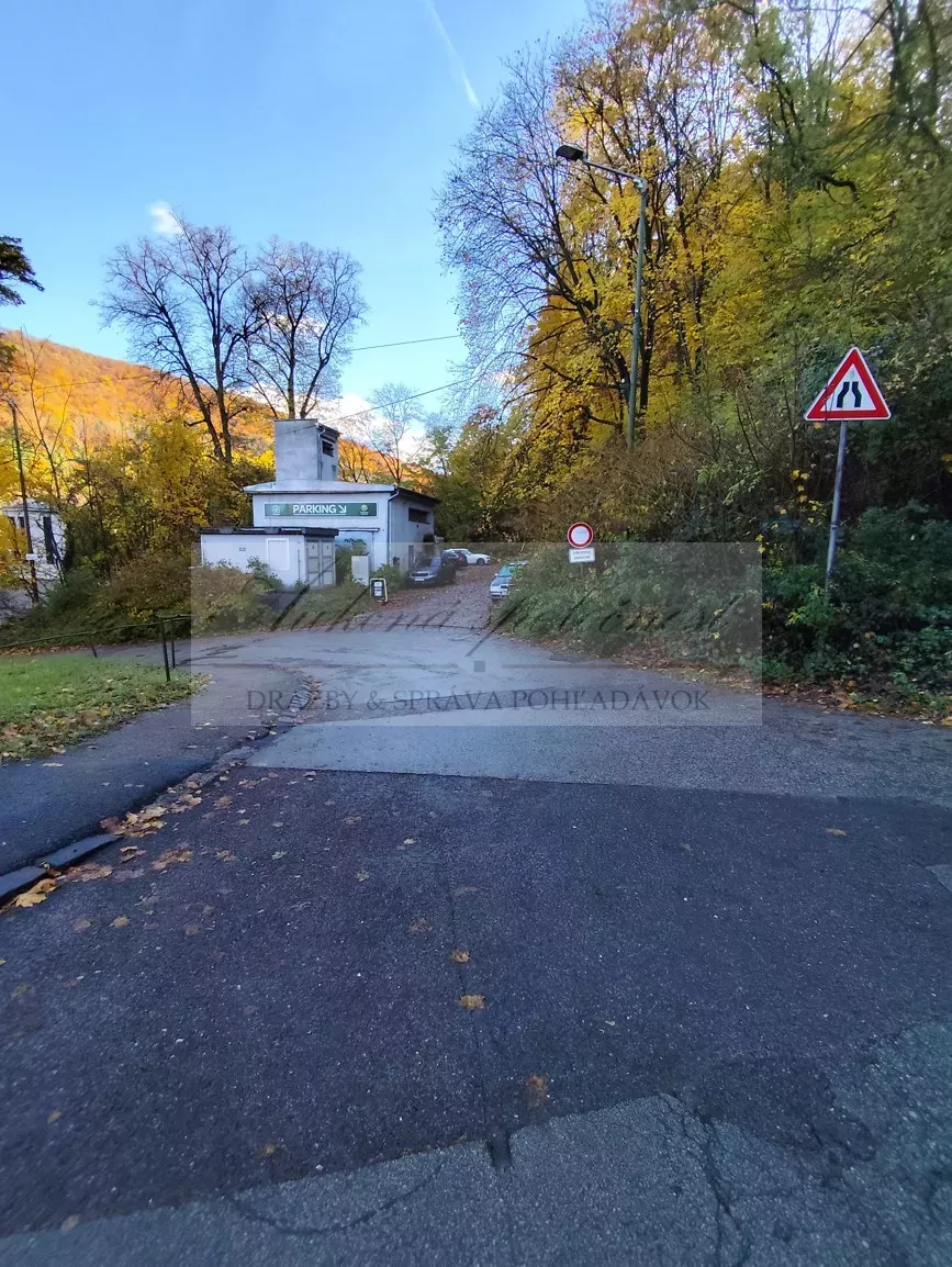 Dobrovoľná dražba: Pozemok (zastavaná plocha a nádvorie)