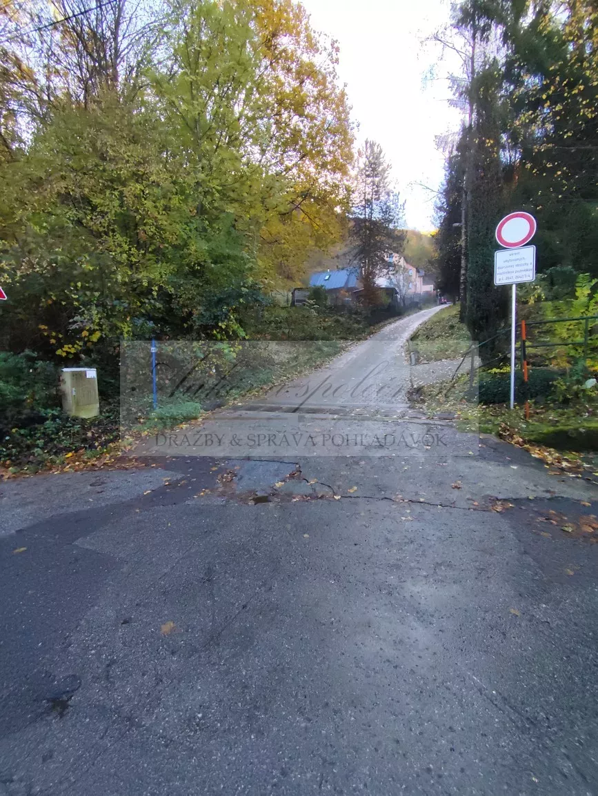 Dobrovoľná dražba: Pozemok (zastavaná plocha a nádvorie)