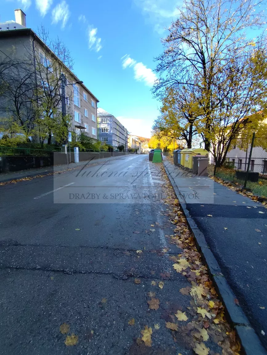 Dobrovoľná dražba: Pozemok (zastavaná plocha a nádvorie)
